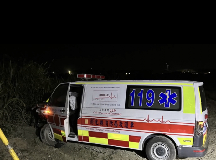 救人反被救 逆向超車撞翻救護車4人送醫