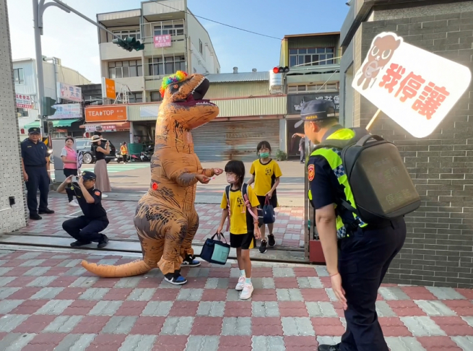 新生入學真新鮮 恐龍 小火車一起上學去