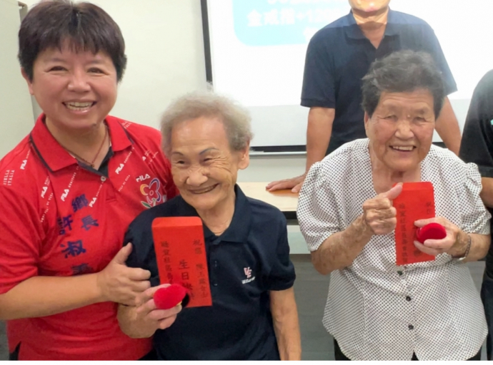 金ㄟ手只 幸福久久 睦宜社區重陽敬老送金戒指