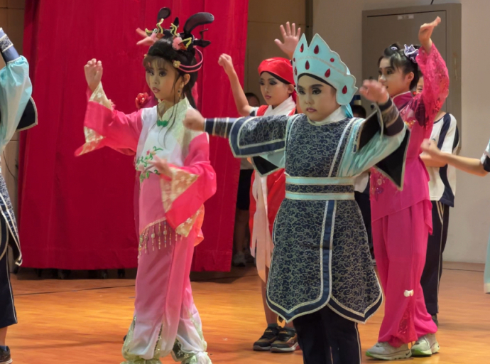 藝師入校 傳統歌仔戲身段教學 湖北國小學生開心學習