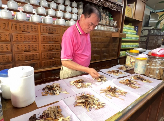 在地50年 充滿濃厚藥材香氣的中藥店