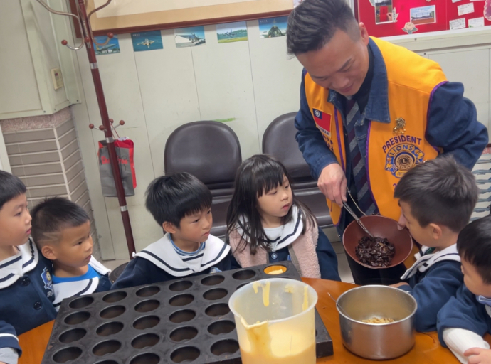 彰美獅子會與忠義獅子會攜手實踐SDGs帶領史丹福幼兒園兒童參觀體驗親手製作蛋糕的樂趣