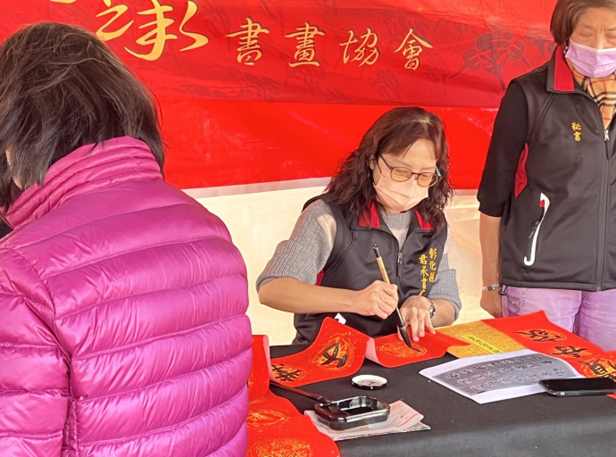 議員陳玉姬帶領企業及溪湖婦女會做愛心寒冬送暖關懷低收入家庭