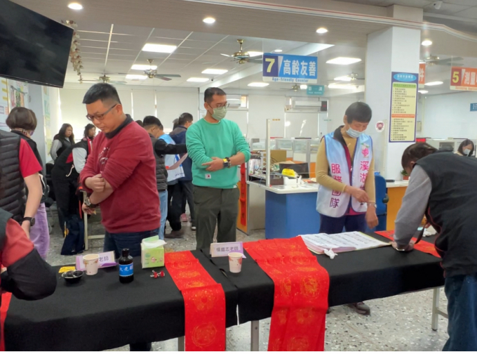 溪湖地政與民同歡 邀書法老師新春揮毫送春聯