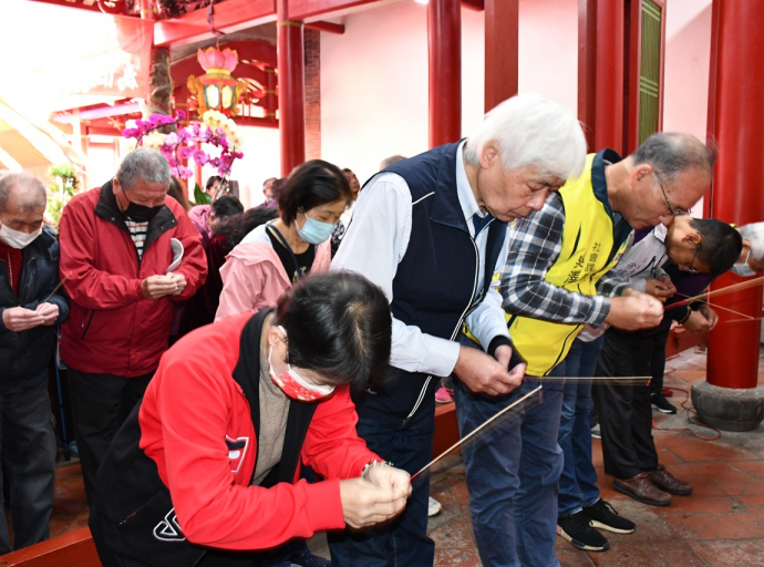 彰化市公所為低收入戶與獨居長者免費點燈祈福