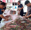 隨著母親節將至康乃馨量少導致價格上漲三成，市場零售價格飆漲至一枝35元